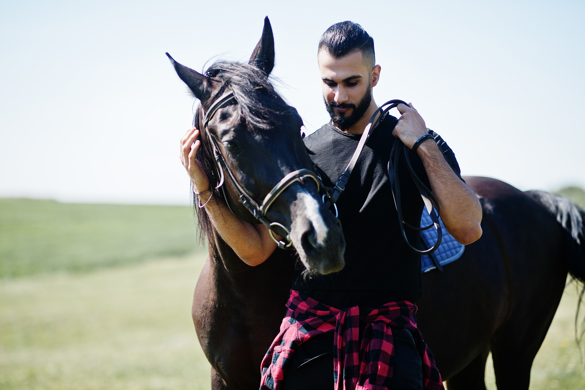arab-man-with-arabian-horse-2022-02-03-06-32-17-ZMUFMSN.jpg